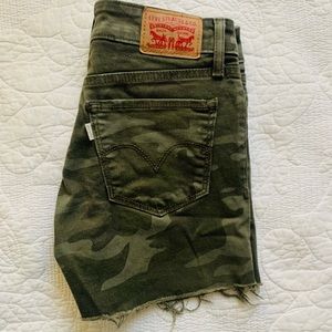 Size 24 Levi shorts.